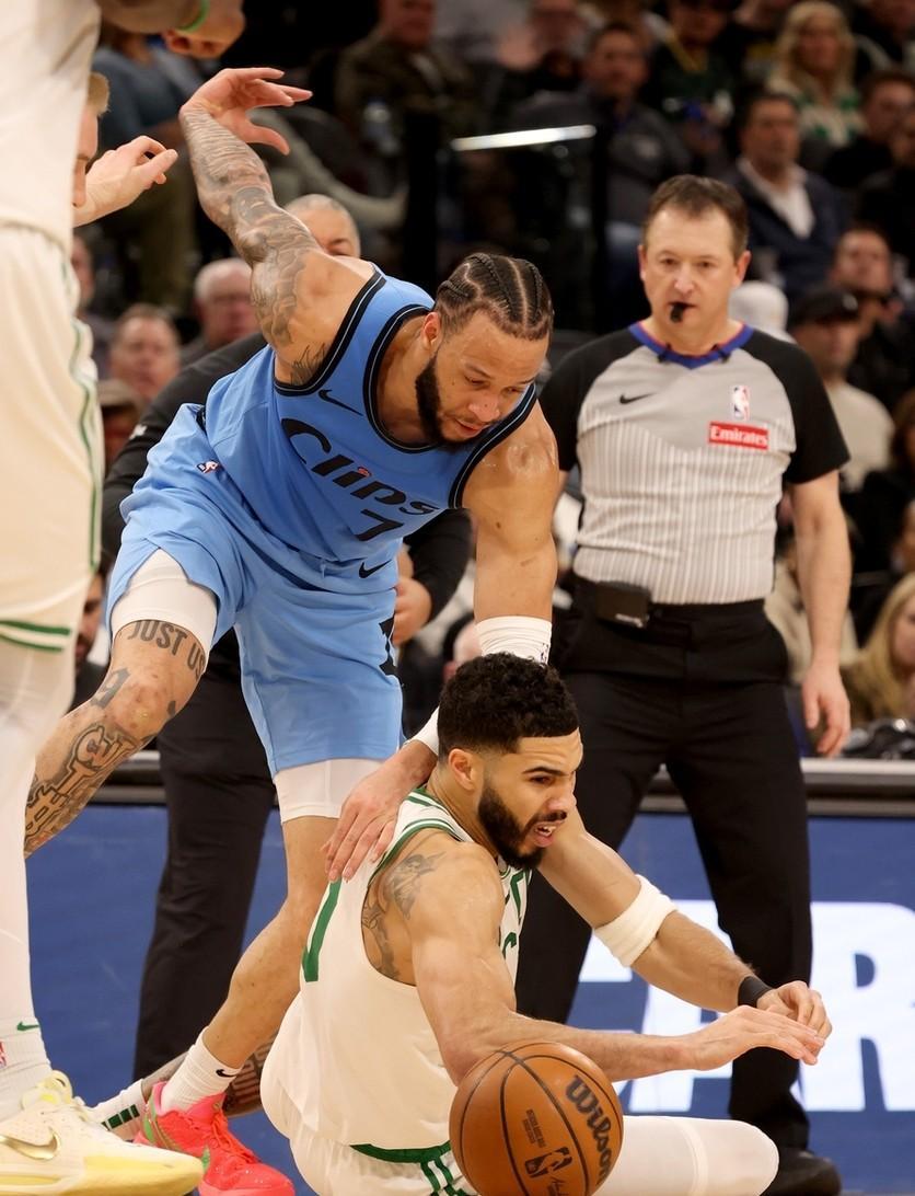 aoa体育课程-快船与凯尔特人交手，双方实力不相伯仲(快船与凯尔特人交手,双方实力不相伯仲的原因)