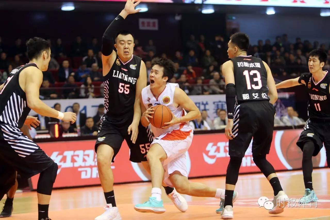 aoa体育视频-周艺明成为CBA历史第一位得分+助攻+球员的简单介绍