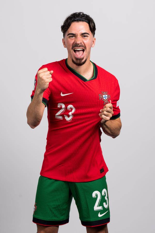 aoa体育-包含足球大赛中，西班牙队难挡捷克队攻势的词条