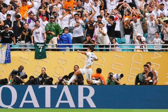 足坛风云再起，传奇球员再度亮相奉献精彩赛事的简单介绍