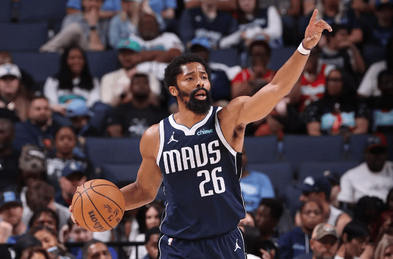 独行侠老将经验发挥关键作用,助球队逆转战绩 独行侠老将经验发挥关键作用,助球队逆转战绩