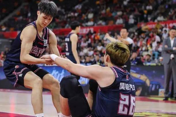 CBA联赛进入白热化，各队互有胜负