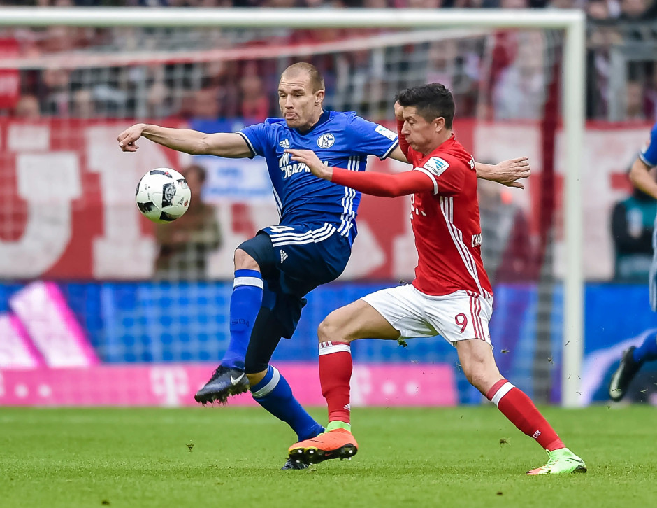 沙尔克球迷无视管制，闯入训练场挑衅