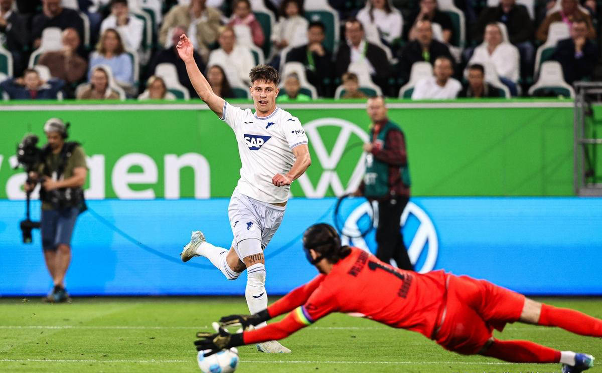 包含霍芬海姆客场失利，排名有所下滑的词条