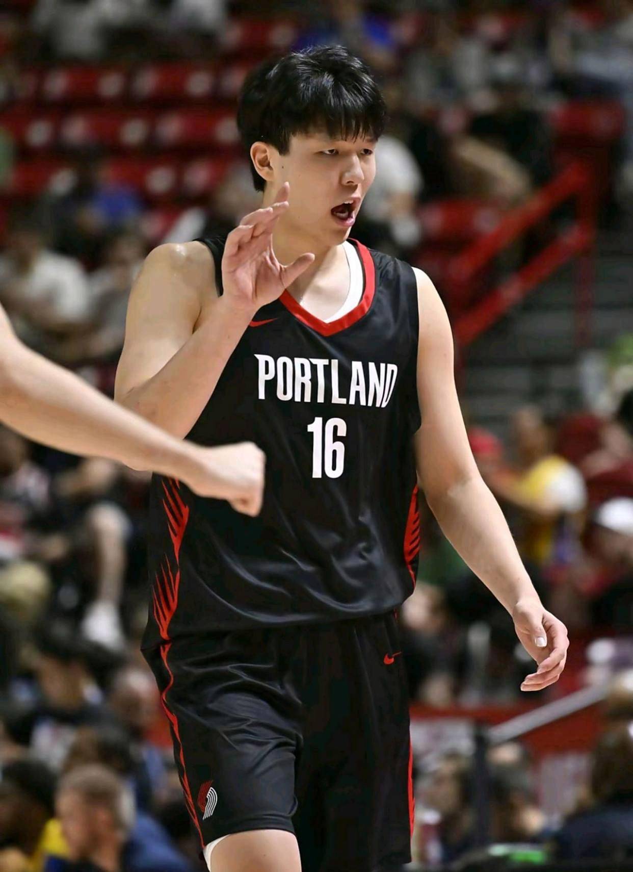 aoa体育直播-篮球比赛中崭露头角的新秀球员备受关注和瞩目的简单介绍