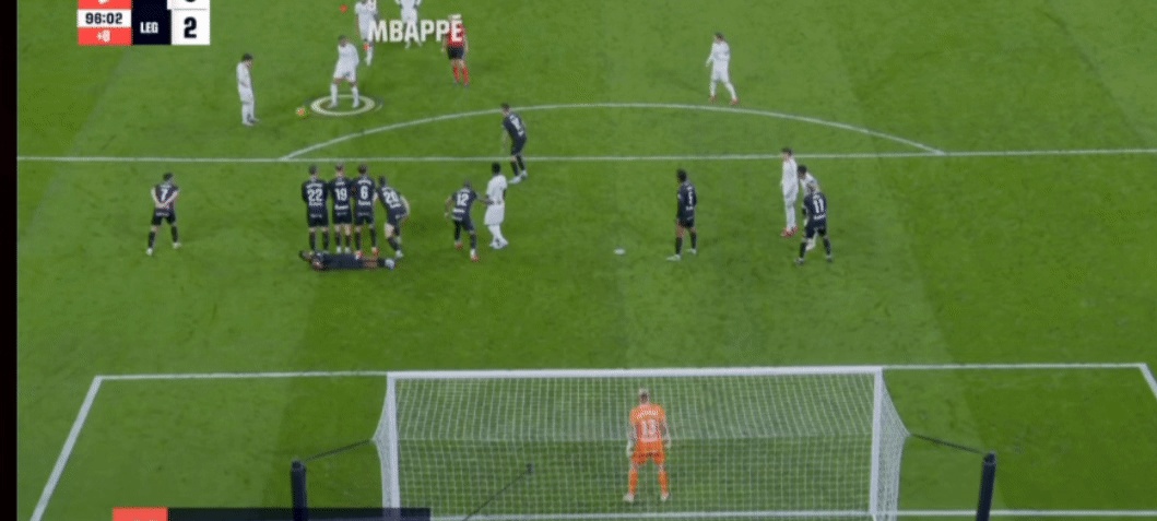 aoa体育培训-踢点球的队员神情紧张，最终命中球门得分