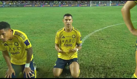 踢点球的队员神情紧张，最终命中球门得分