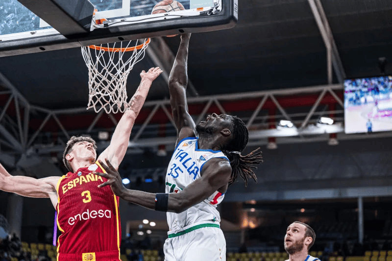 包含西班牙险胜意大利，继续领跑小组的词条