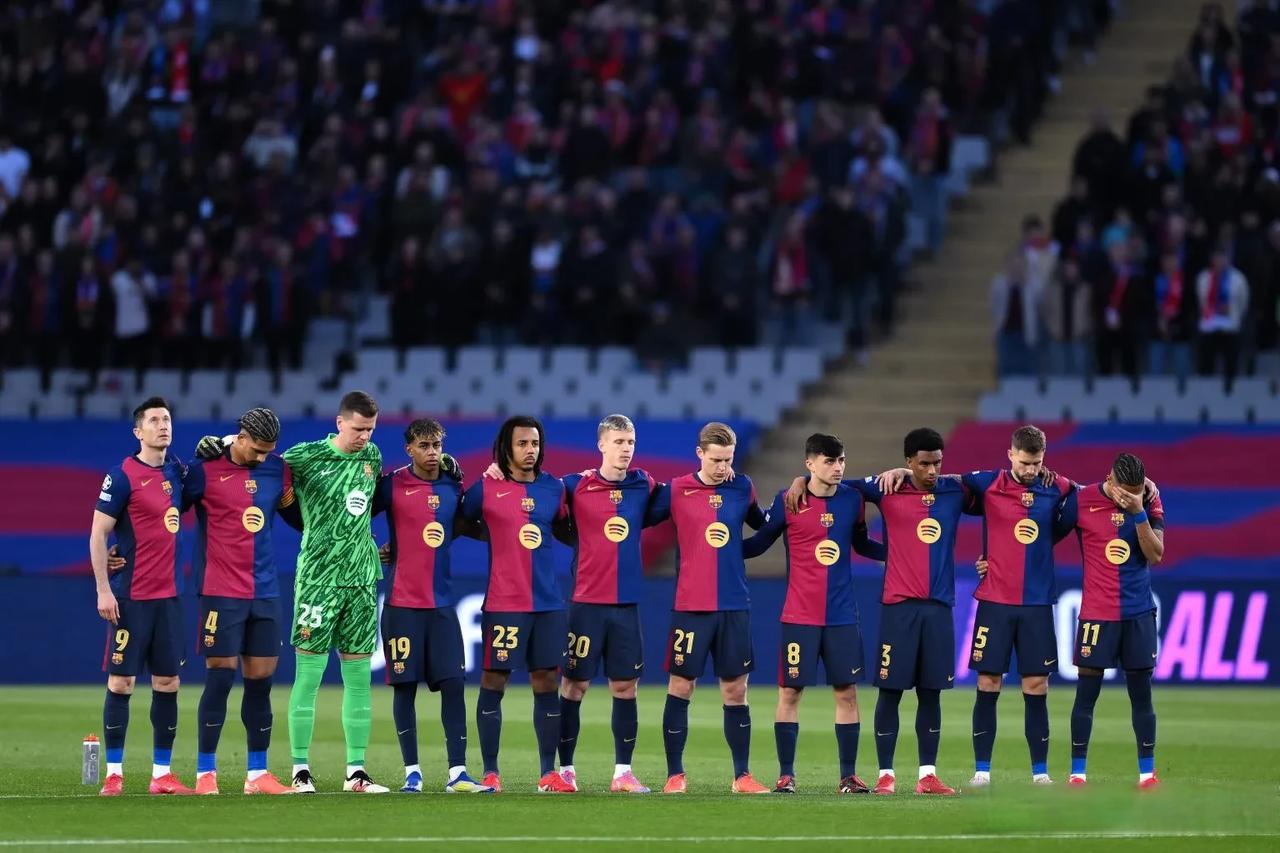 巴塞罗那队员在场上展现出灵活的脚步的简单介绍