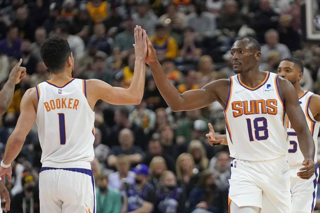 包含雄鹿大胜太阳继续保持领先位置的词条