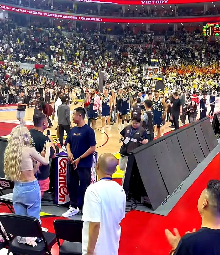 aoa体育-比赛氛围热烈，球场上掌声不断