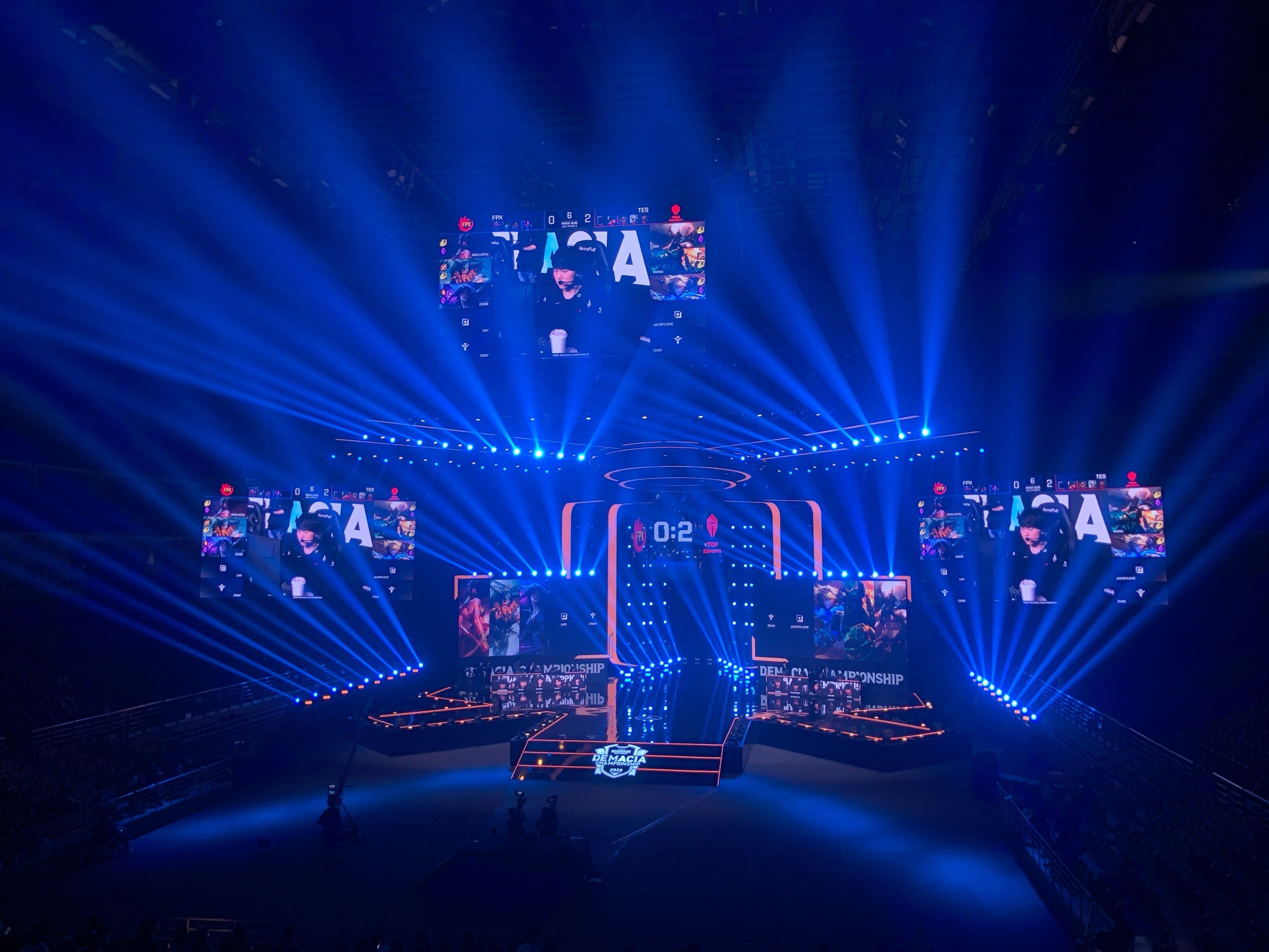 比赛氛围热烈，球场上掌声不断