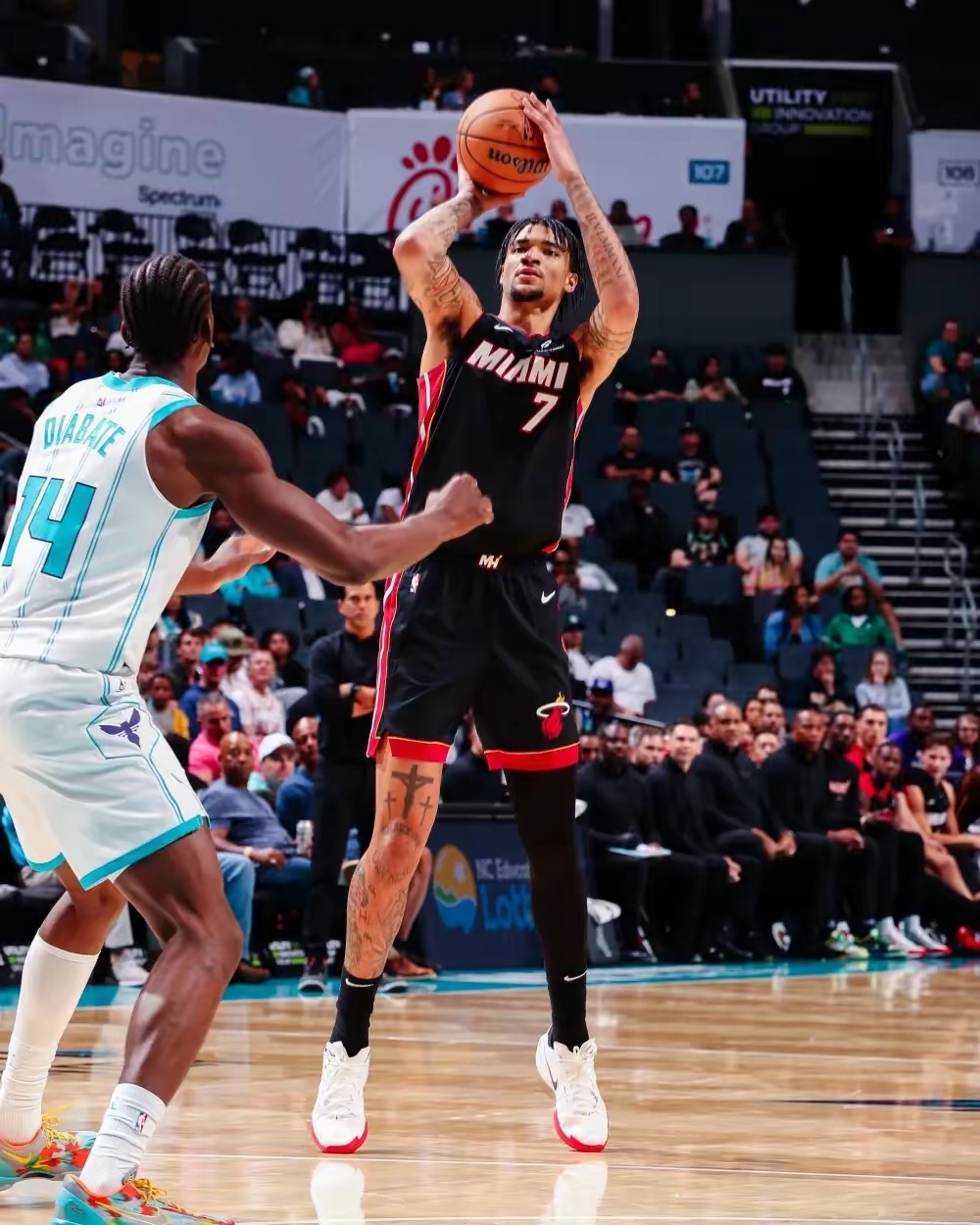 aoa体育新闻-热火主场取胜，浓眉哥风格全面爆发的简单介绍